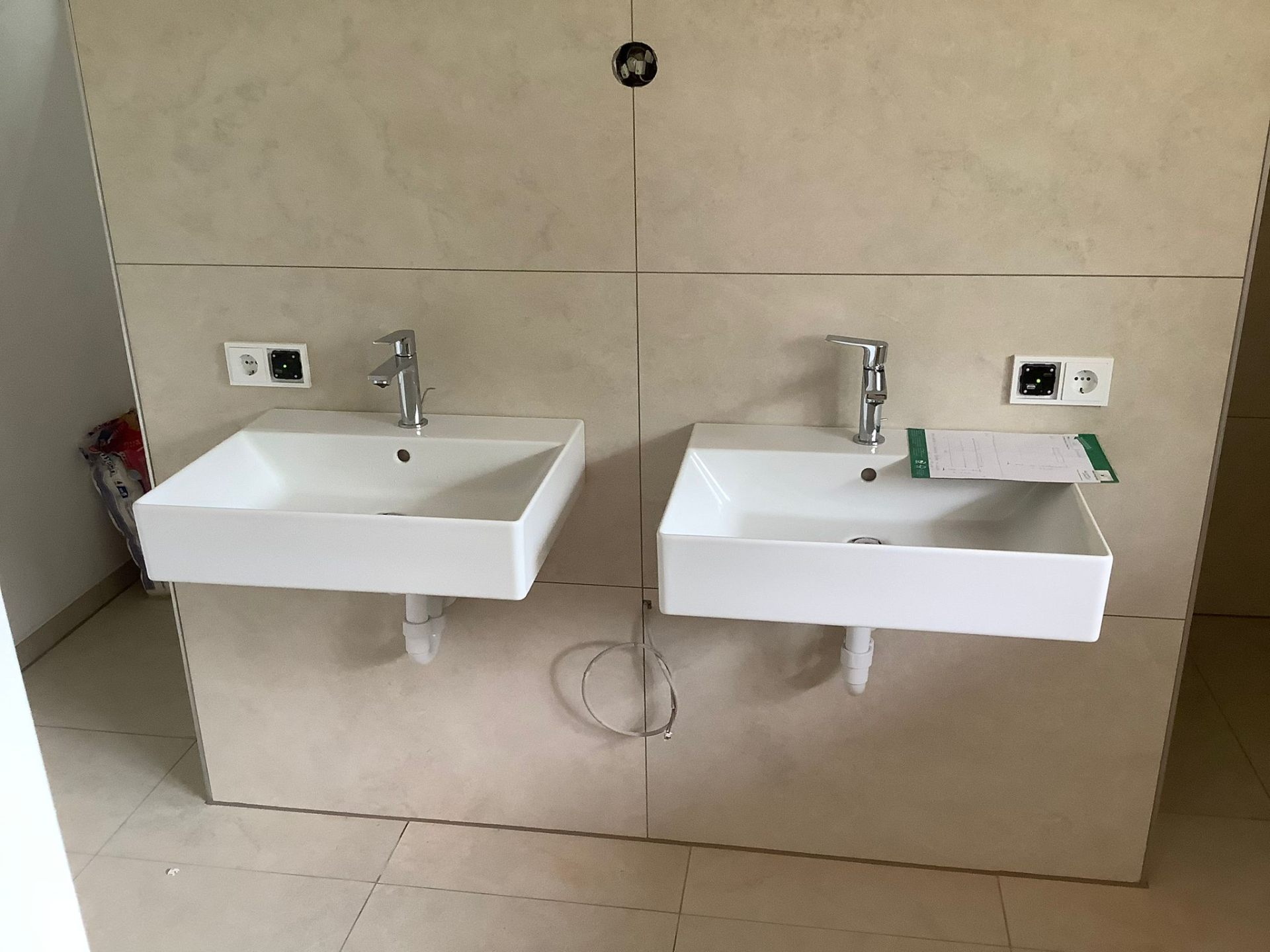 Zwei Waschbecken an Fliesenwand