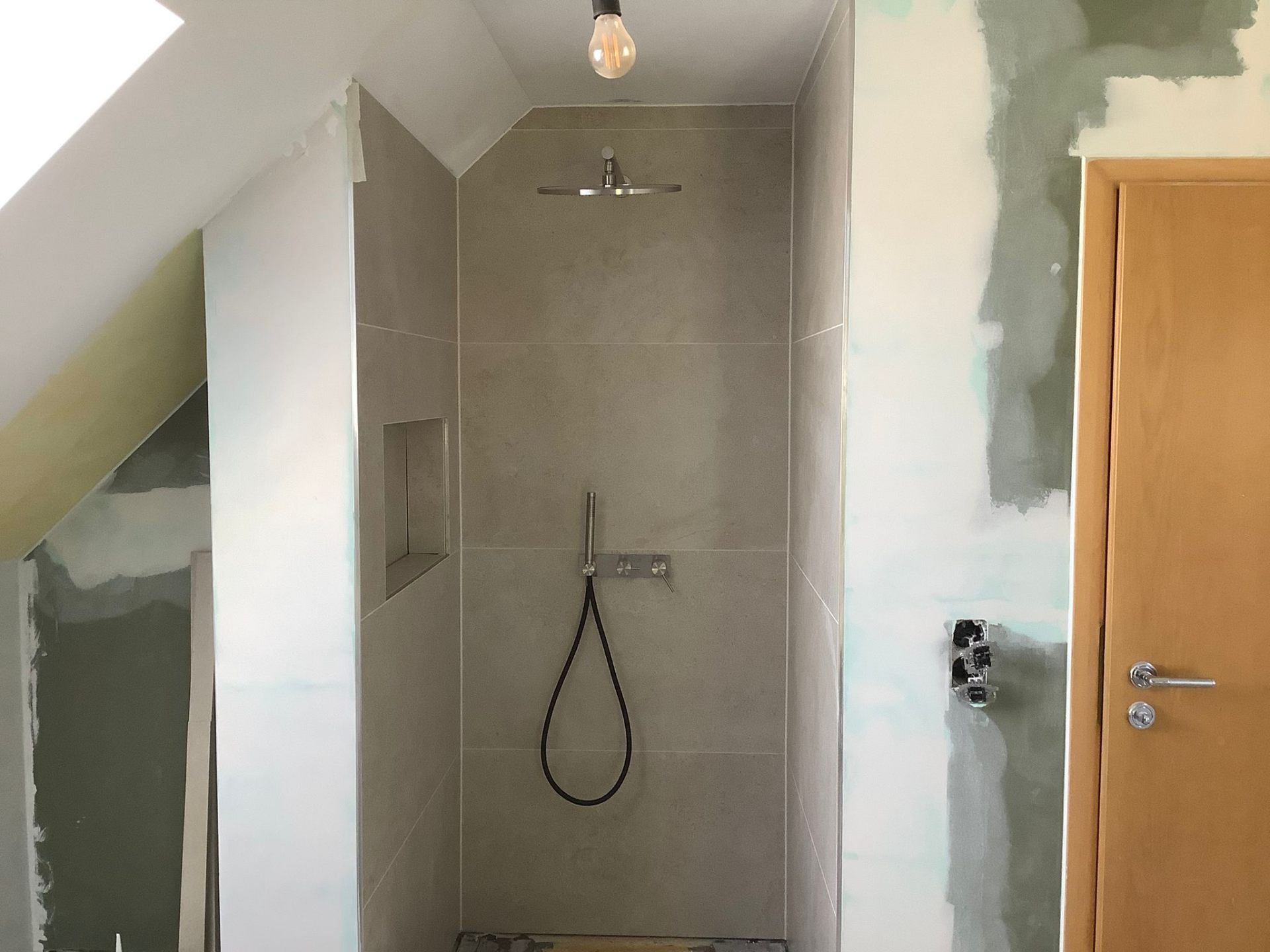 Begehbare Dusche mit Regendusche