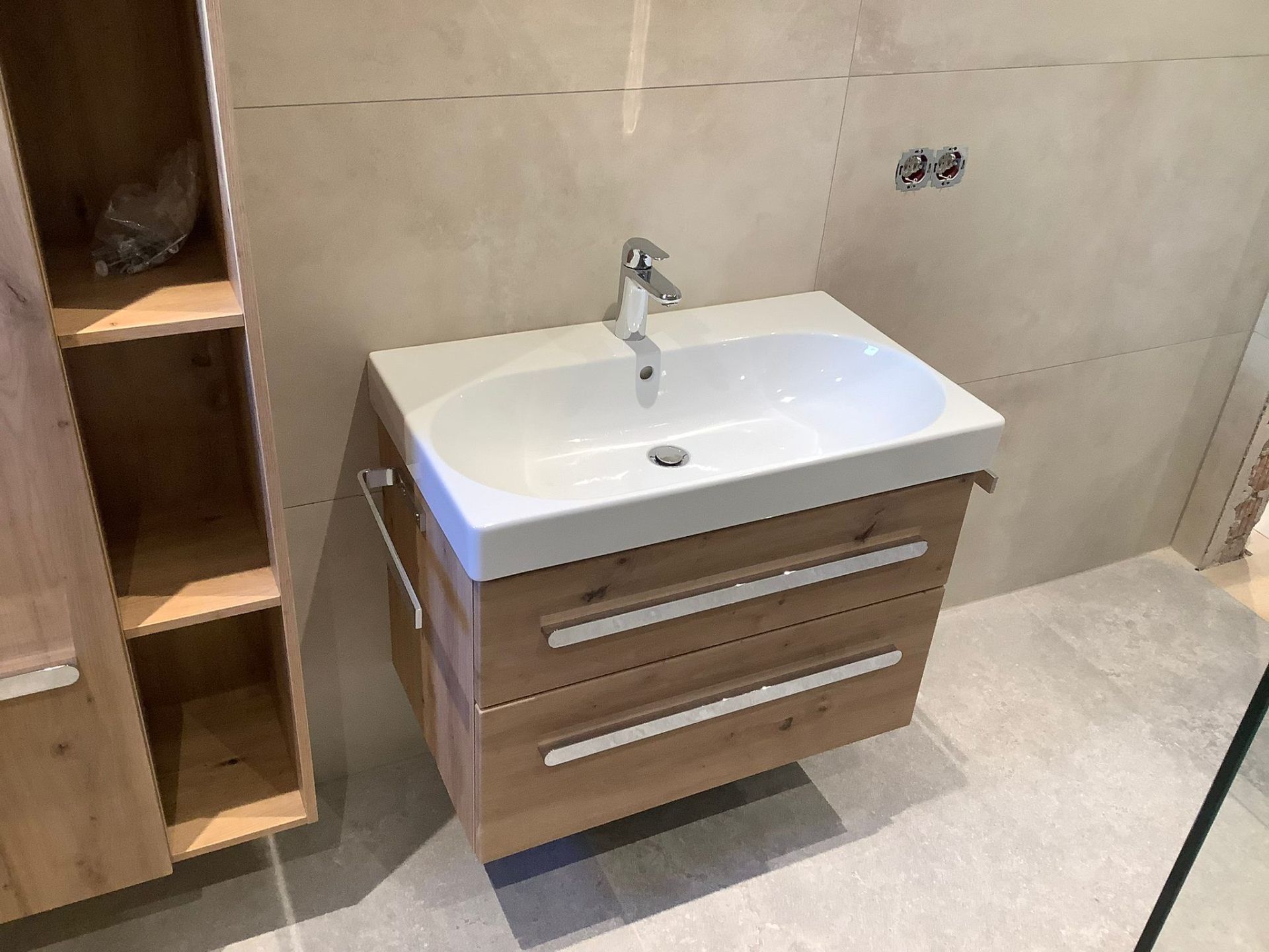 Waschbecken mit Holz-Unterschrank