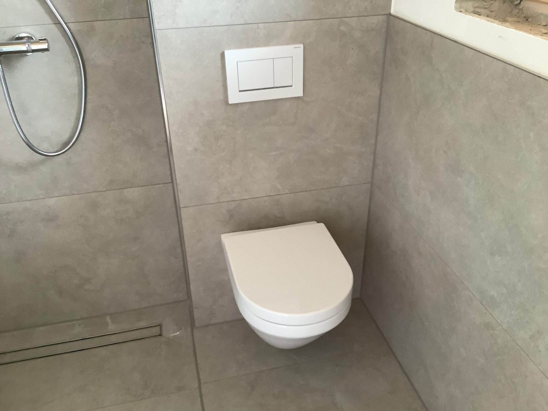 Wand-WC mit modernen Fliesen